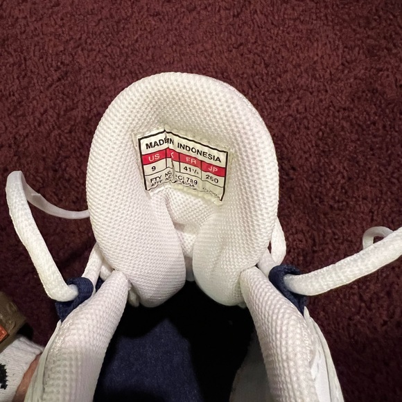 Adidas size 9 women’s tennis shoe. Vintage with tags ! - Picture 4 of 4